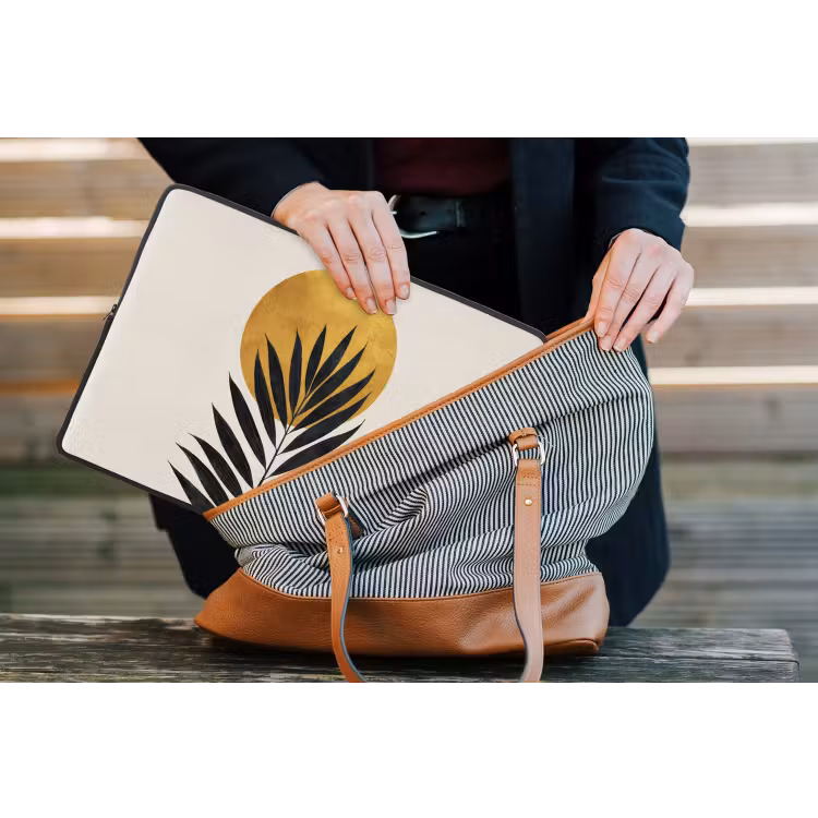 Zwart palmblad - Gouden cirkel - Beige achtergrond laptophoes neopreen klein -tas