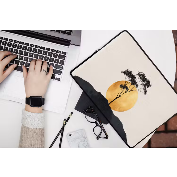 Zwarte boom - Gouden cirkel - Heuvel laptophoes neopreen klein -bureau