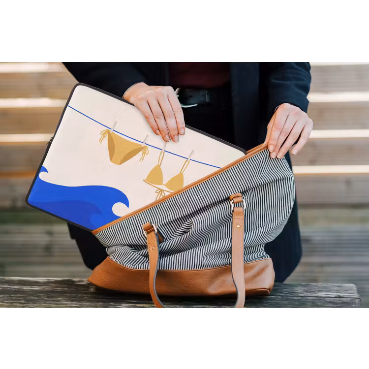 Zwemkleding - Zee - Zomer - Illustratie - Geel laptophoes neopreen klein -tas