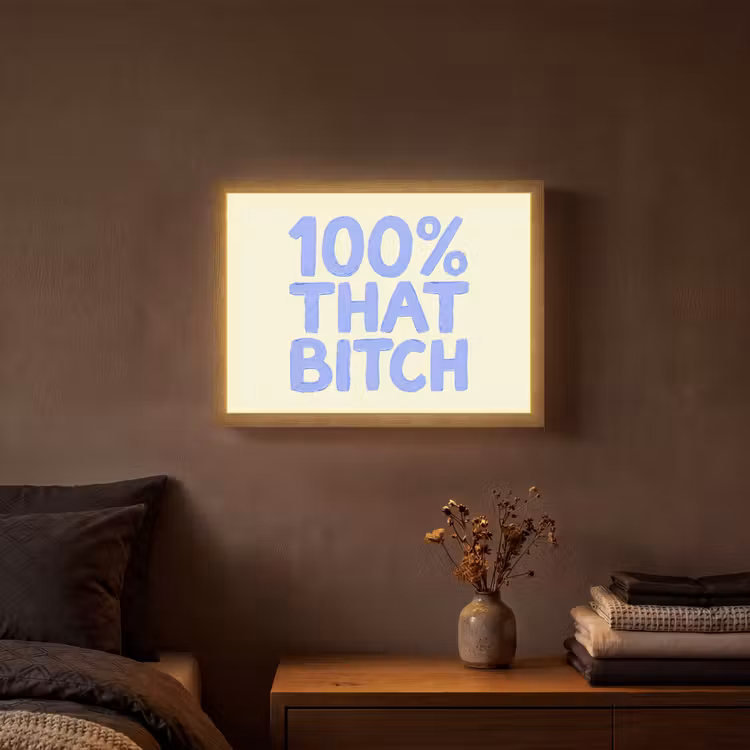 100% that bitch - Blauw - Wit Light Box met batterij (Wandlamp) middel -sfeer4