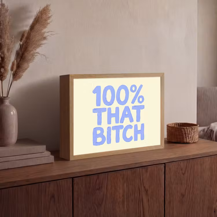 100% that bitch - Blauw - Wit Light Box met batterij (Wandlamp) middel -sfeer2