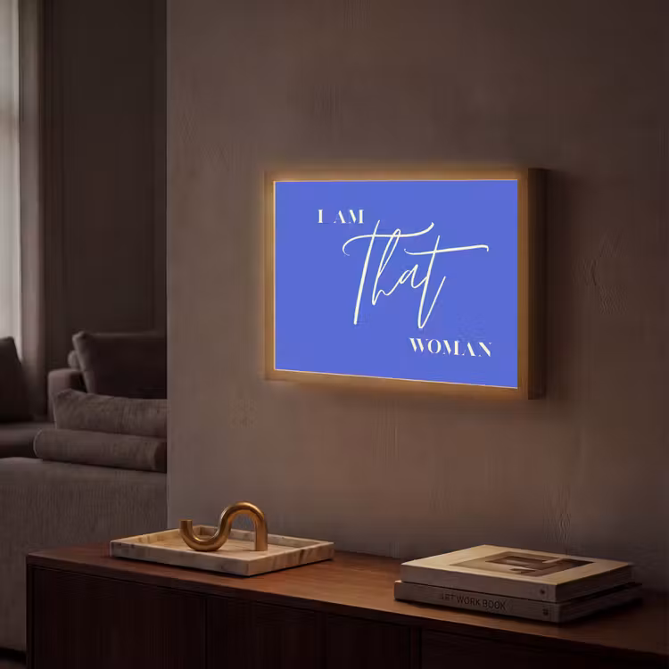 Blauw - I am that woman - Sierlijk - Minimalistisch Light Box met batterij (Wandlamp) middel -sfeer1