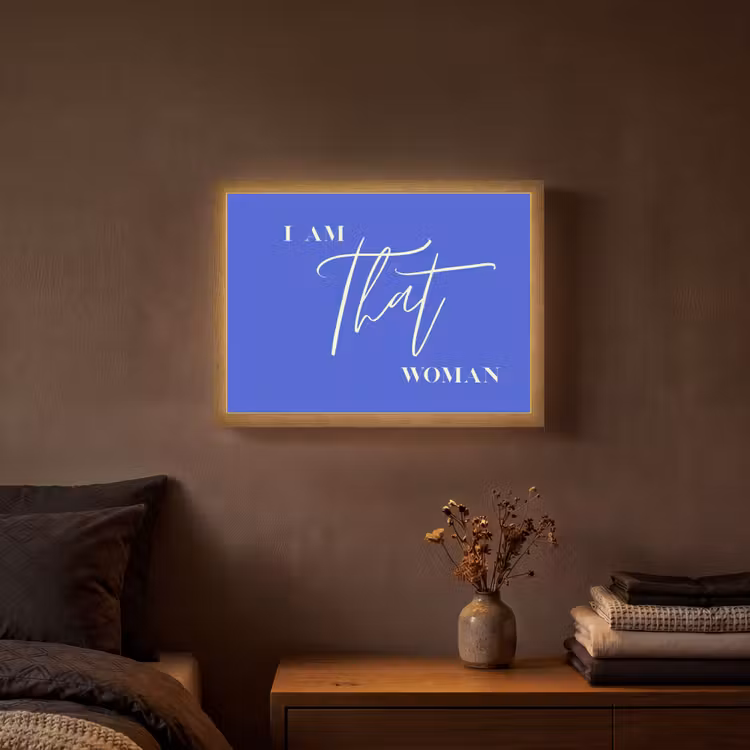 Blauw - I am that woman - Sierlijk - Minimalistisch Light Box met batterij (Wandlamp) middel -sfeer4