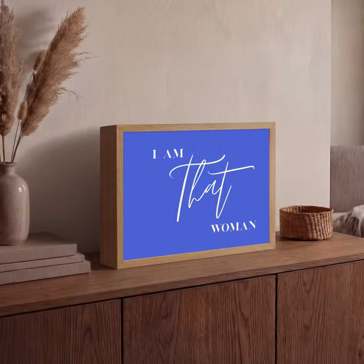 Blauw - I am that woman - Sierlijk - Minimalistisch Light Box met batterij (Wandlamp) middel -sfeer2