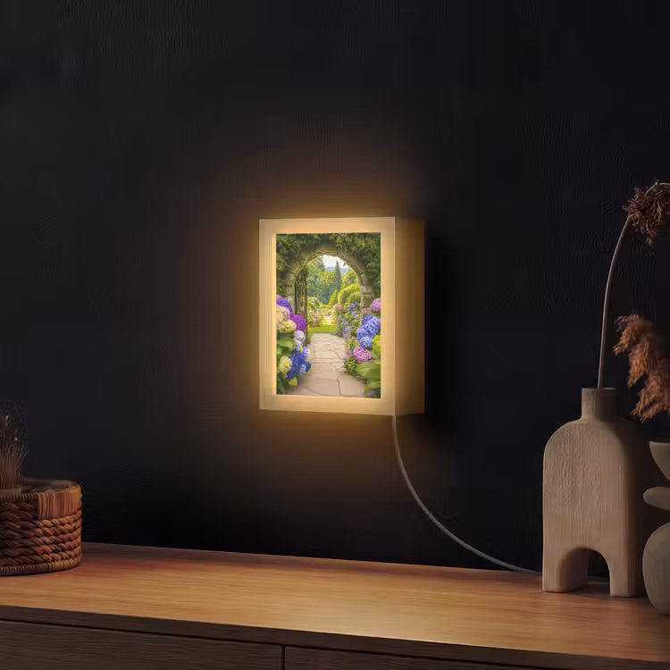 Doorkijk - Poort - Hortensia - Bloementuin Light Box met kabel (Wandlamp) klein -sfeer1