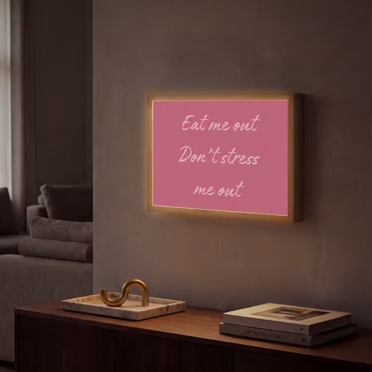 eat me out don't stress me out - Roze - Minimalistisch Light Box met batterij (Wandlamp) middel -sfeer1