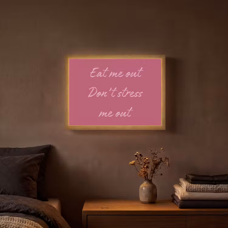 eat me out don't stress me out - Roze - Minimalistisch Light Box met batterij (Wandlamp) middel -sfeer4