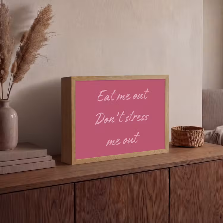 eat me out don't stress me out - Roze - Minimalistisch Light Box met batterij (Wandlamp) middel -sfeer2