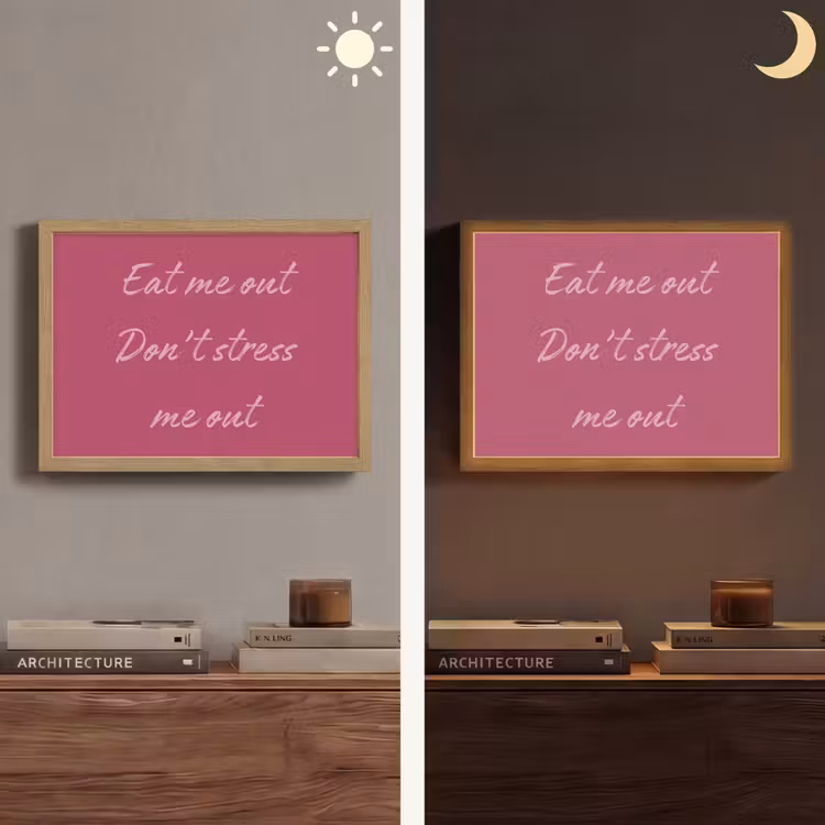 eat me out don't stress me out - Roze - Minimalistisch Light Box met batterij (Wandlamp) middel -sfeer3