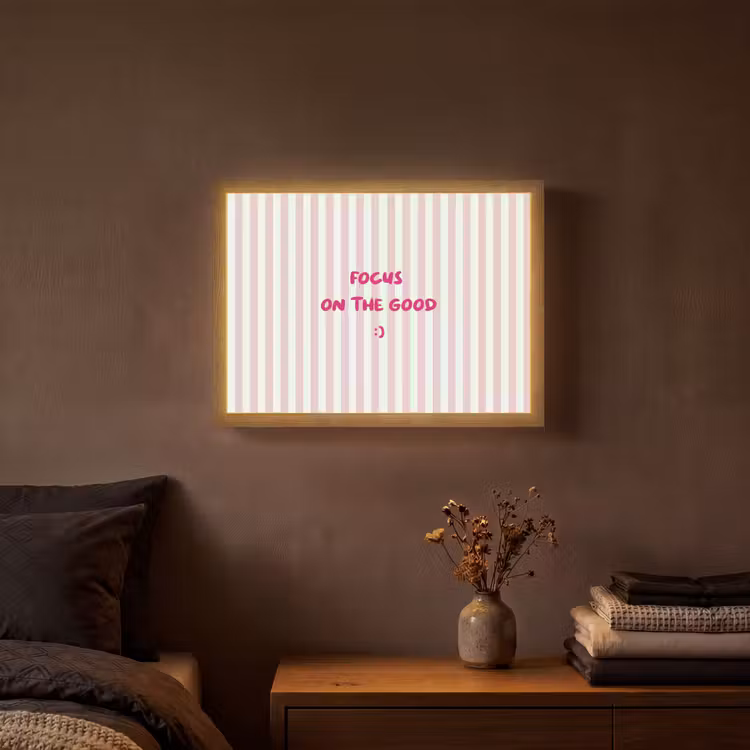 Focus on the good - Strepen - Roze - Smiley Light Box met batterij (Wandlamp) middel -sfeer4