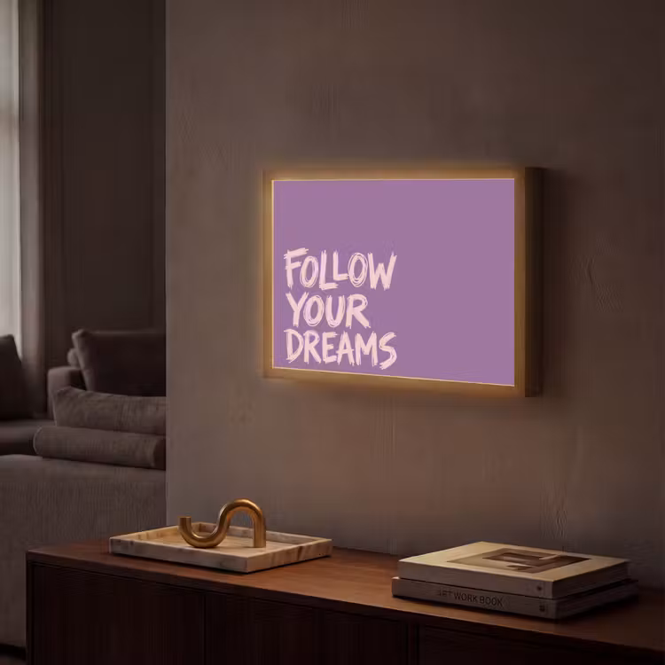Follow your dreams - Paars - Penseeltextuur Light Box met batterij (Wandlamp) middel -sfeer1