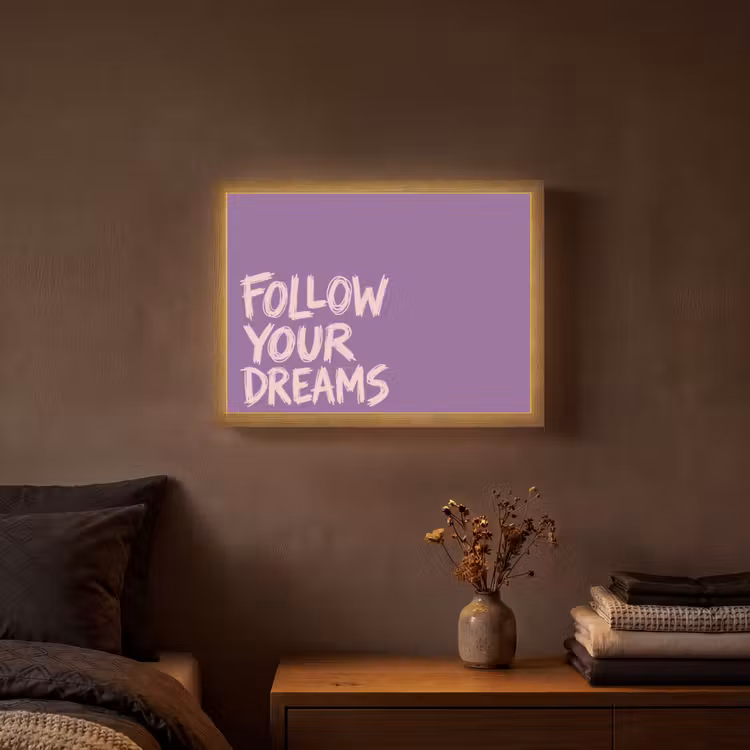 Follow your dreams - Paars - Penseeltextuur Light Box met batterij (Wandlamp) middel -sfeer4