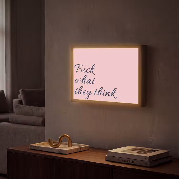 Fuck what they think - Roze - Minimalistisch Light Box met batterij (Wandlamp) middel -sfeer1