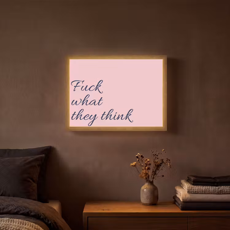 Fuck what they think - Roze - Minimalistisch Light Box met batterij (Wandlamp) middel -sfeer4