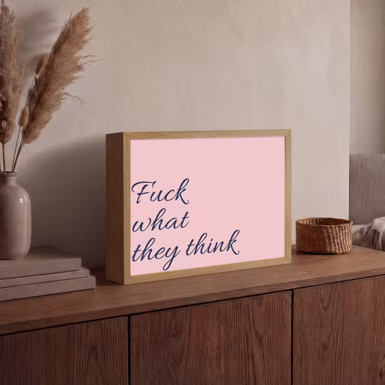 Fuck what they think - Roze - Minimalistisch Light Box met batterij (Wandlamp) middel -sfeer2
