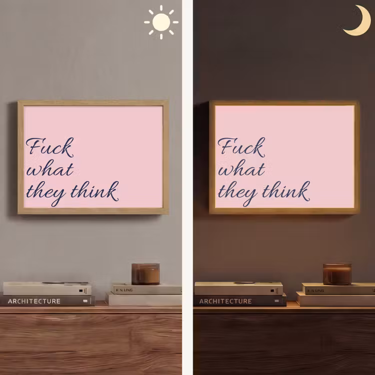 Fuck what they think - Roze - Minimalistisch Light Box met batterij (Wandlamp) middel -sfeer3