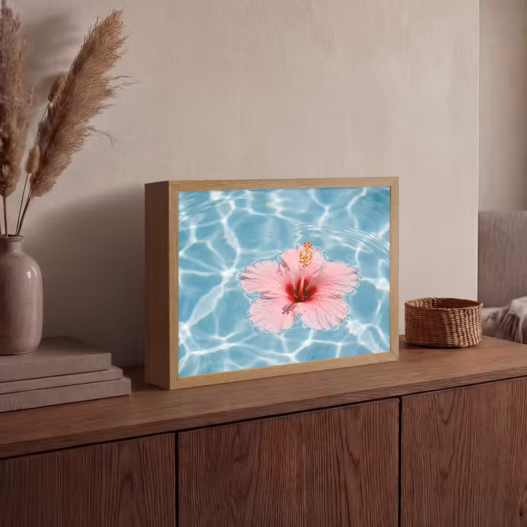 Hibiscus - Water - Roze Light Box met batterij (Wandlamp) middel -sfeer2