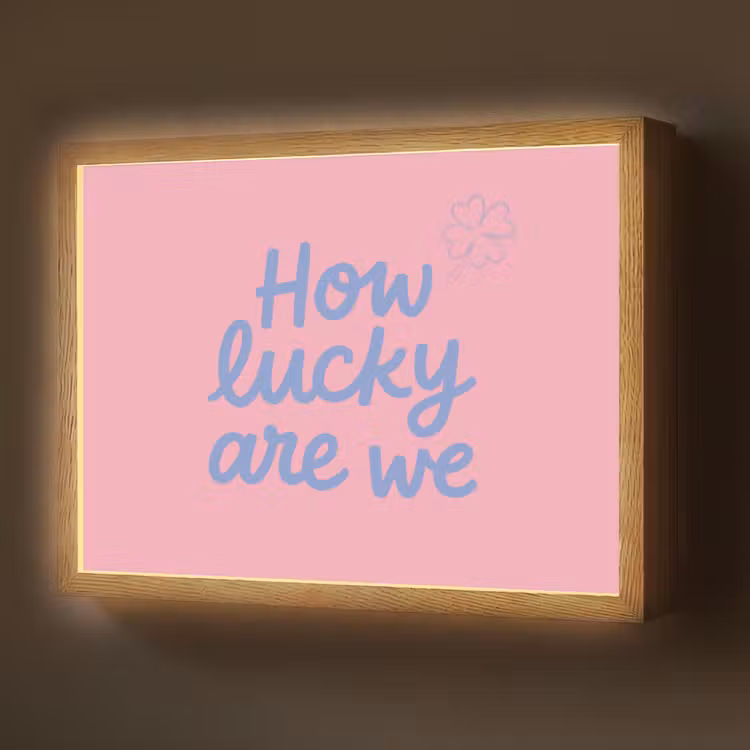 How lucky are we - Klavervier - Roze - Blauw Light Box met batterij (Wandlamp) middel -z3d_website