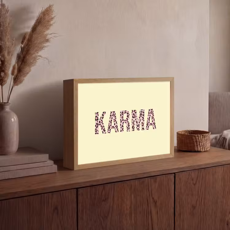 Karma - Luipaardprint - Geel Light Box met batterij (Wandlamp) middel -sfeer2