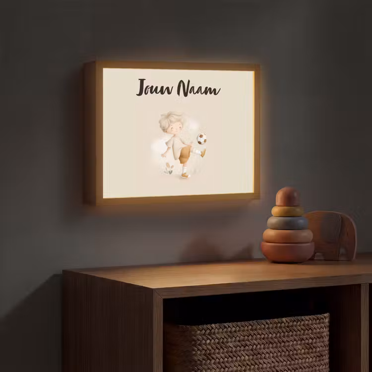 Voetbal - Jongen - Beige - Minimalistisch Light Box met batterij (Wandlamp kind) middel -sfeer5_kind
