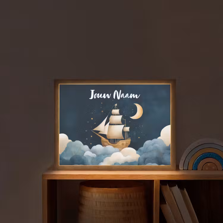 Zeilschip - Sterrenhemel - Wolken - Blauw Light Box met batterij (Wandlamp kind) middel -sfeer1_kind