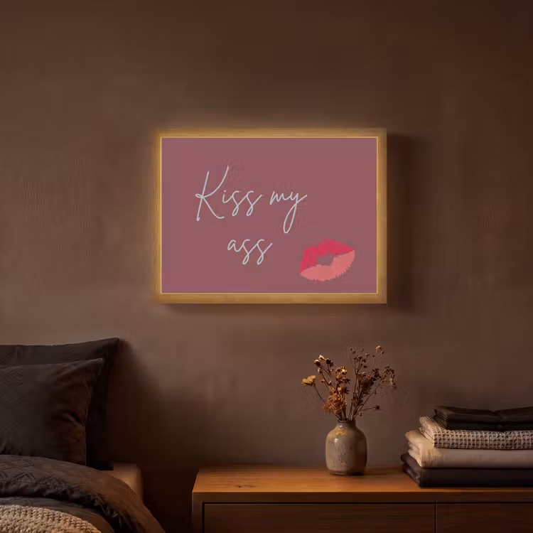 Kiss my ass - Lip - Bordeaux Light Box met batterij (Wandlamp) middel -sfeer4