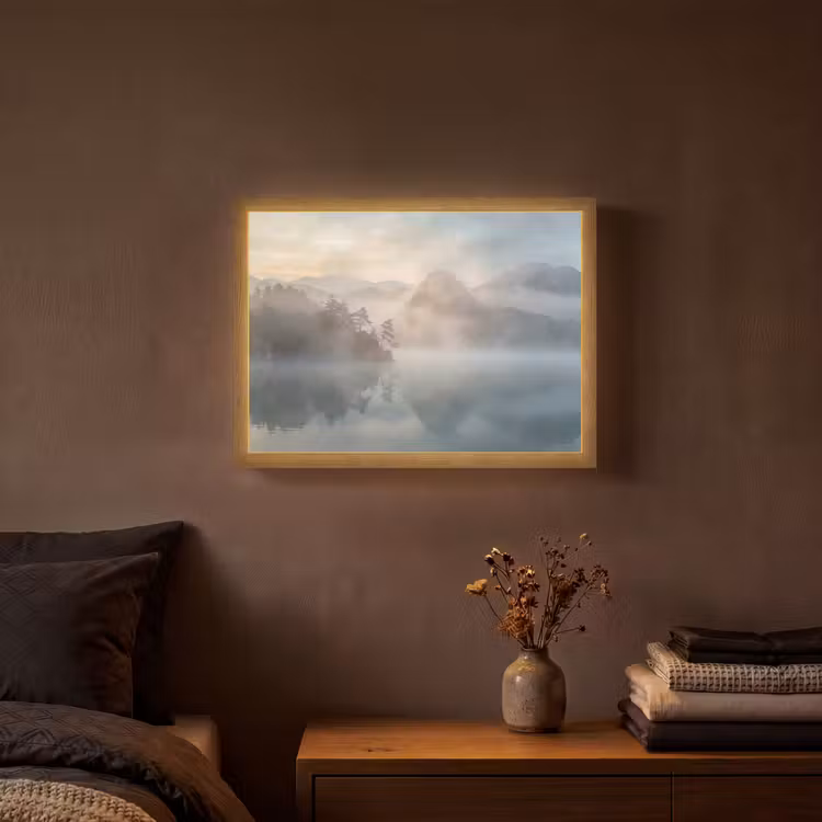 Landschap - Bergen - Mist - Water - Natuur Light Box met batterij (Wandlamp) middel -sfeer4