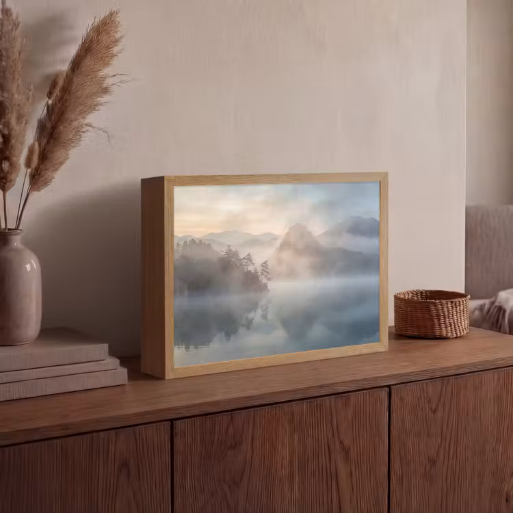 Landschap - Bergen - Mist - Water - Natuur Light Box met batterij (Wandlamp) middel -sfeer2