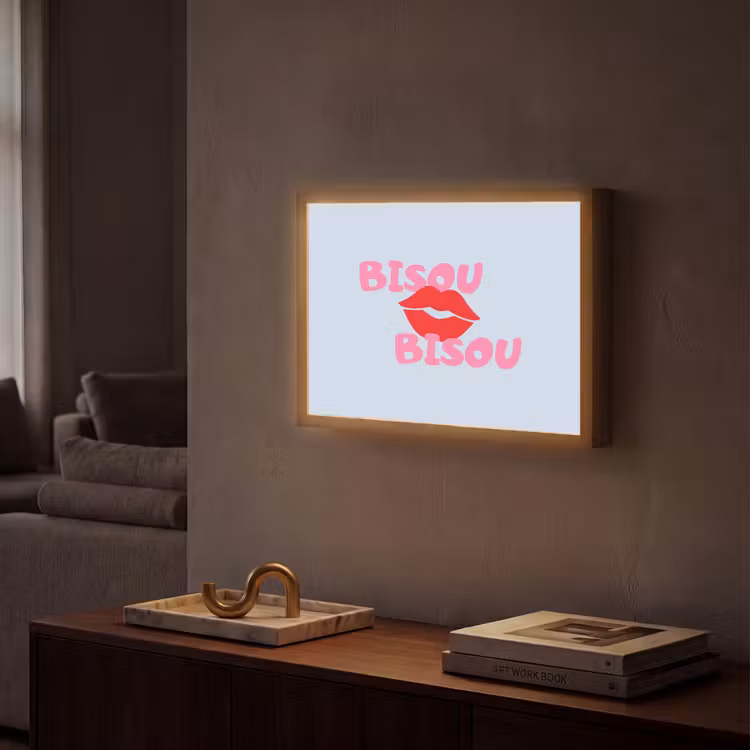 Lippen - Bisou - Blauw Light Box met batterij (Wandlamp) middel -sfeer1