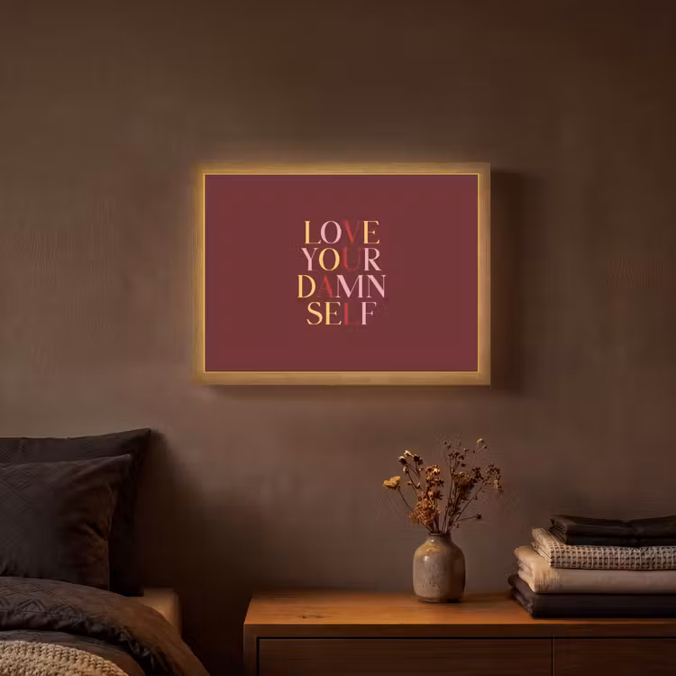 Love your damn self - Kleurrijk - Bordeaux Light Box met batterij (Wandlamp) middel -sfeer4
