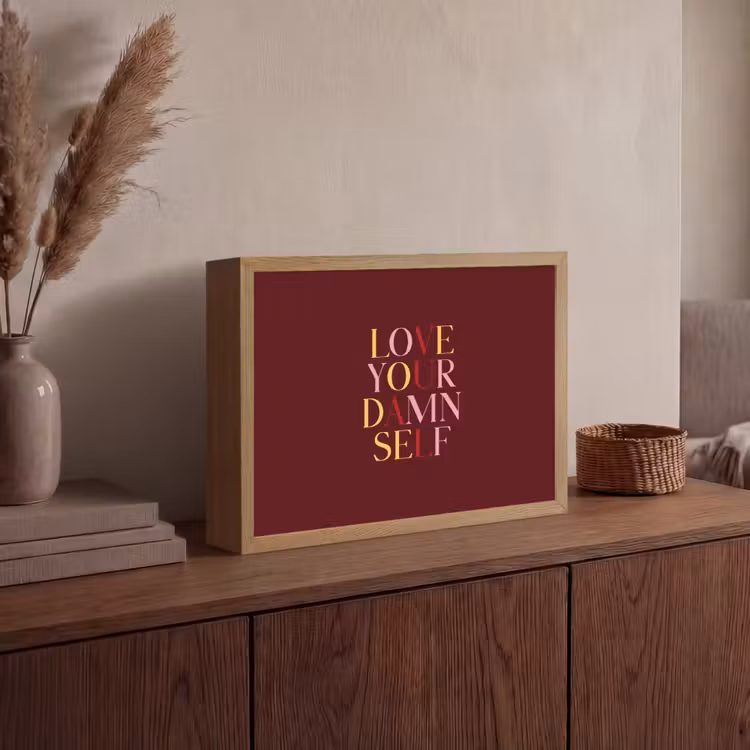 Love your damn self - Kleurrijk - Bordeaux Light Box met batterij (Wandlamp) middel -sfeer2