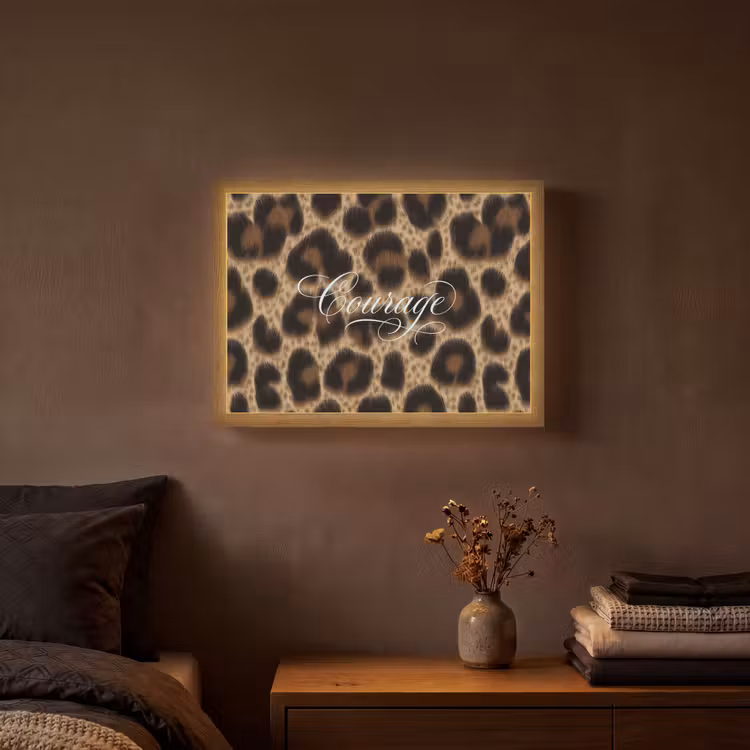 Luipaardprint - Bruin - Courage - Sierlijk Light Box met batterij (Wandlamp) middel -sfeer4