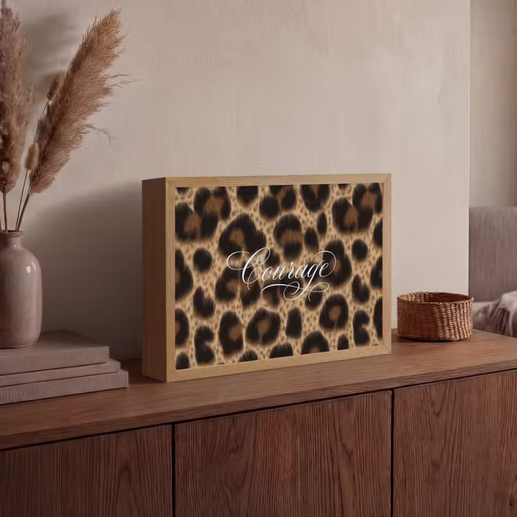 Luipaardprint - Bruin - Courage - Sierlijk Light Box met batterij (Wandlamp) middel -sfeer2