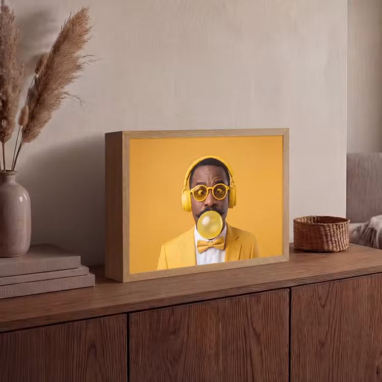 Man - Bubblegum - Portret - Geel - Modern Light Box met batterij (Wandlamp) middel -sfeer2