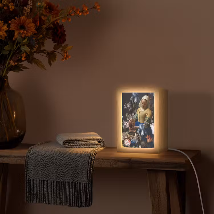 Melkmeisje - Johannes Vermeer - Bloemen Light Box met kabel (Wandlamp) klein -sfeer4
