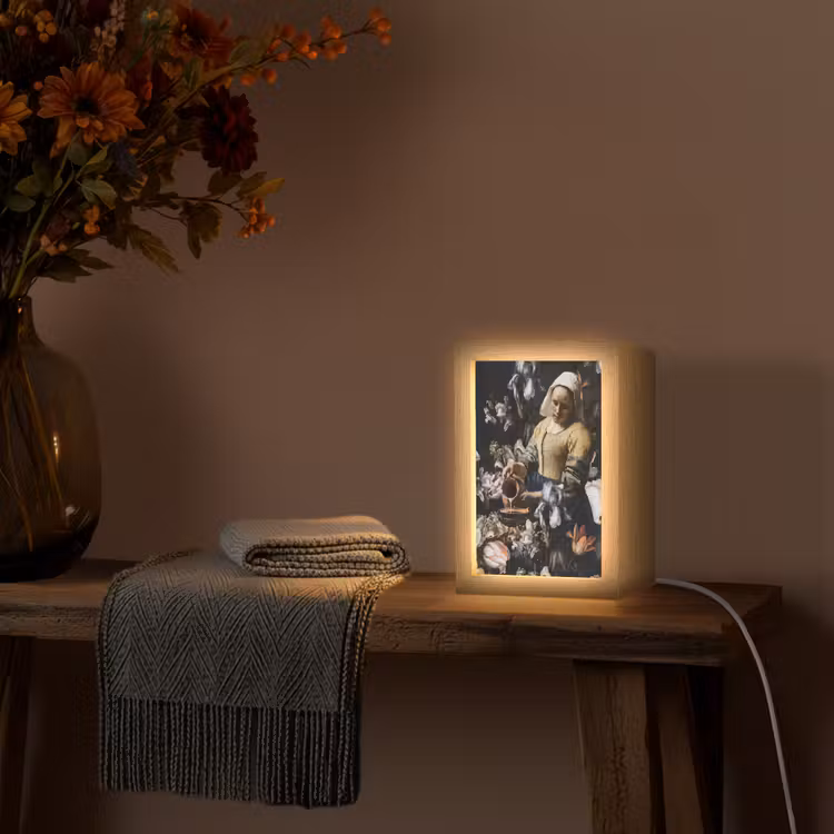 Melkmeisje - Johannes Vermeer - Bloemen - Blauw Light Box met kabel (Wandlamp) klein -sfeer4