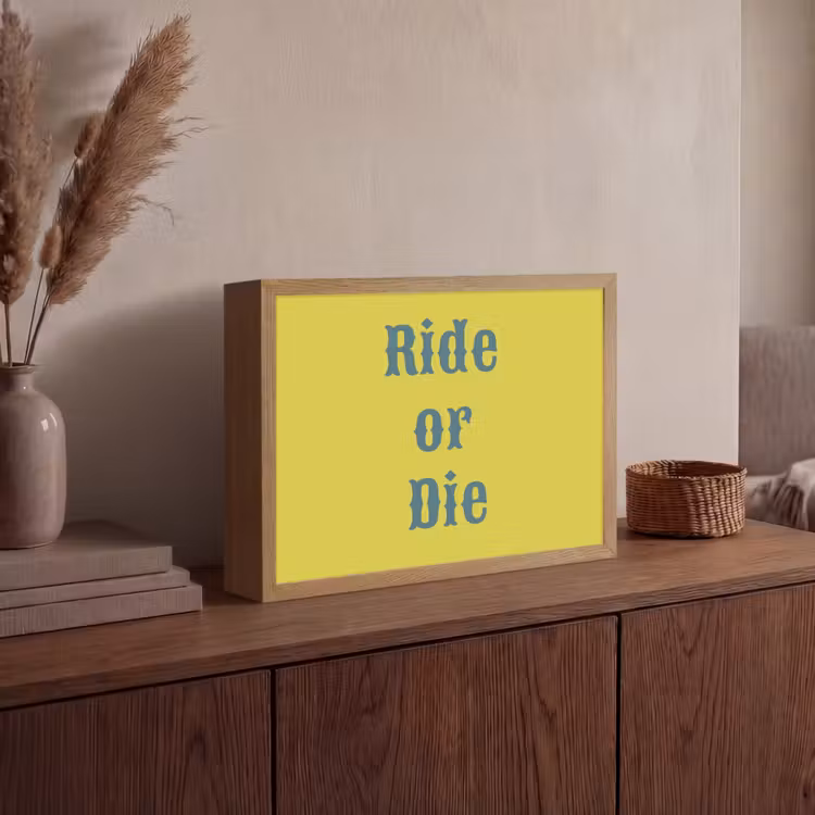 Ride or die - Geel - Blauw Light Box met batterij (Wandlamp) middel -sfeer2