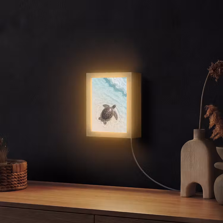 Schildpad - Helder water - Strand - Dieren - Natuur Light Box met kabel (Wandlamp) klein -sfeer1