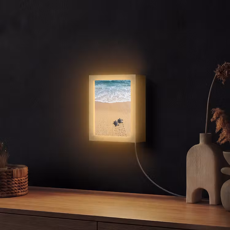 Schildpad - Jong - Strand - Oceaan - Blauw Light Box met kabel (Wandlamp) klein -sfeer1