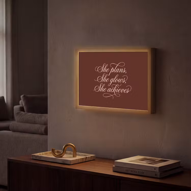 She plans she glows she achieves - Rood - Cursief Light Box met batterij (Wandlamp) middel -sfeer1