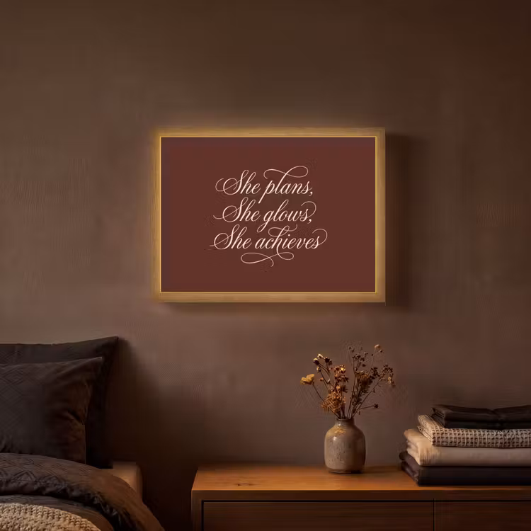 She plans she glows she achieves - Rood - Cursief Light Box met batterij (Wandlamp) middel -sfeer4