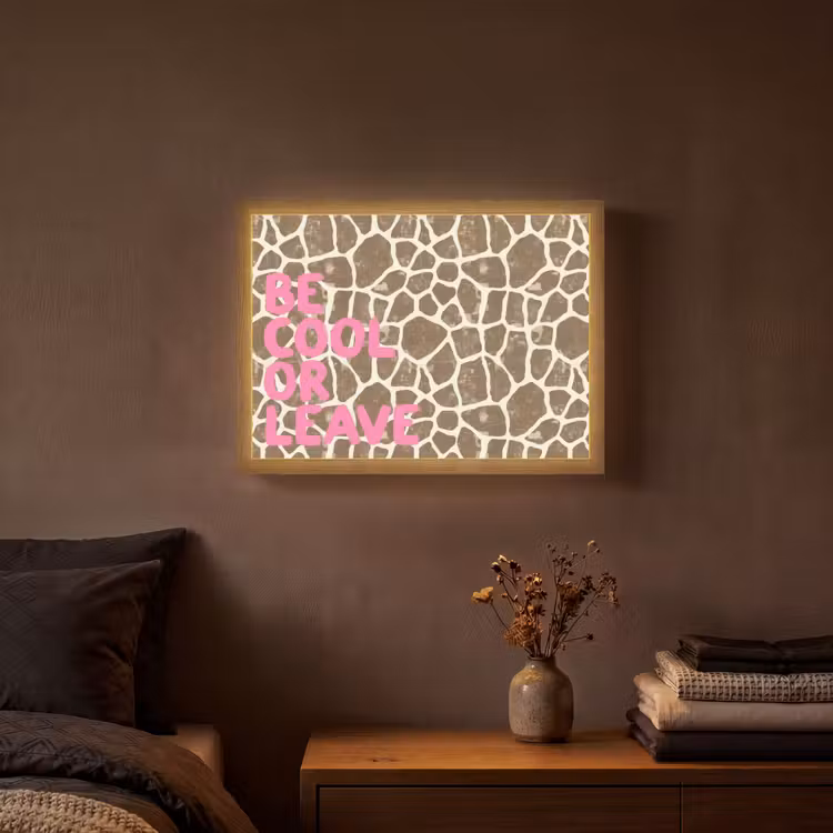 Tekst - Be cool or leave - Roze - Giraffenprint Light Box met batterij (Wandlamp) middel -sfeer4