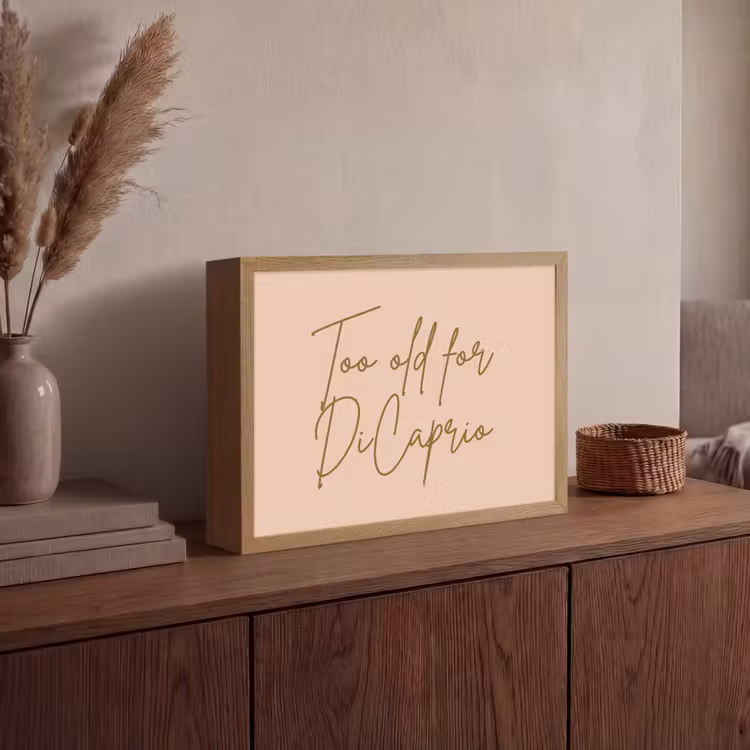 Too old for dicaprio - Roze - Groen Light Box met batterij (Wandlamp) middel -sfeer2