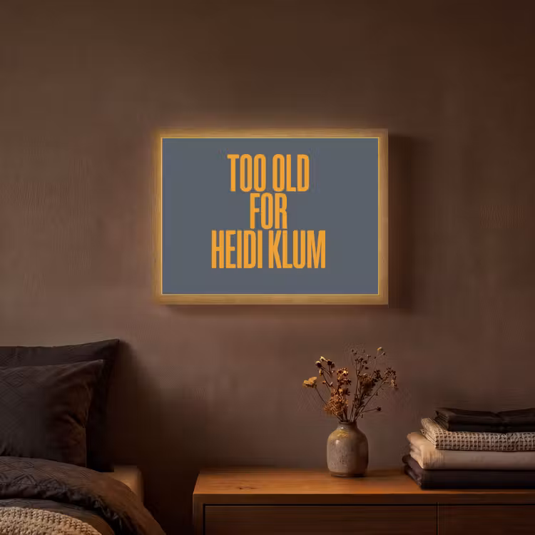 Too old for heidi klum - Geel - Blauw Light Box met batterij (Wandlamp) middel -sfeer4