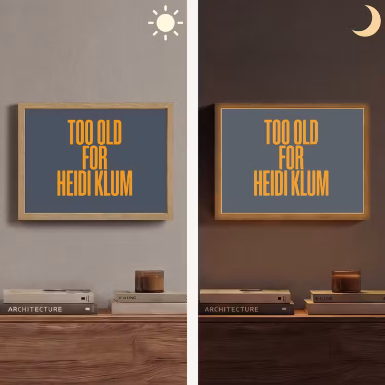 Too old for heidi klum - Geel - Blauw Light Box met batterij (Wandlamp) middel -sfeer3