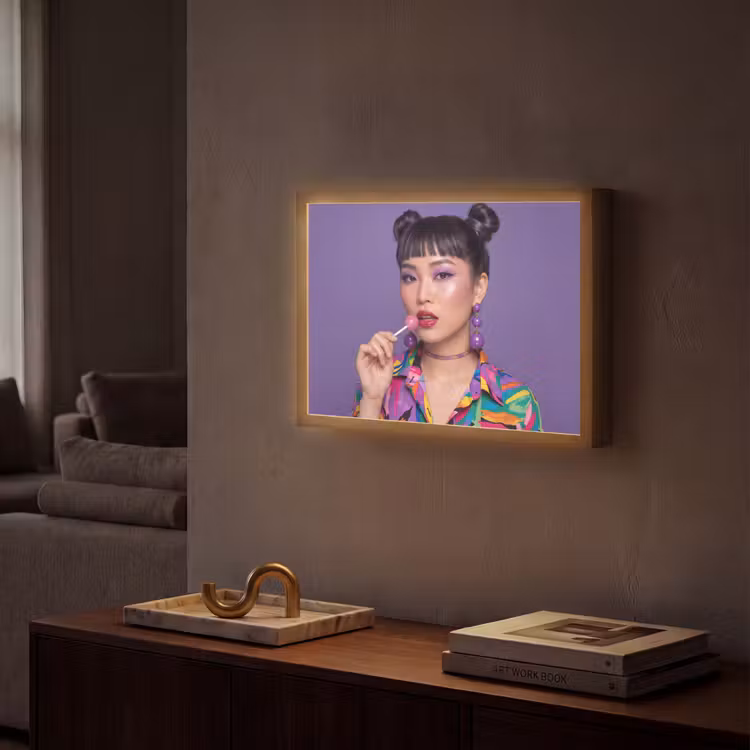 Vrouw - Portret - Make-up - Paars - Levendig Light Box met batterij (Wandlamp) middel -sfeer1