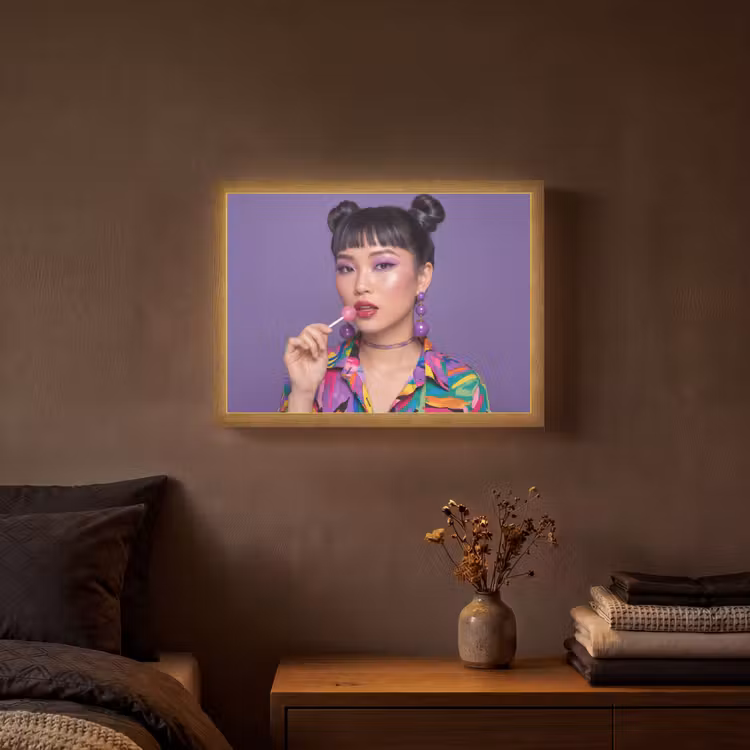 Vrouw - Portret - Make-up - Paars - Levendig Light Box met batterij (Wandlamp) middel -sfeer4