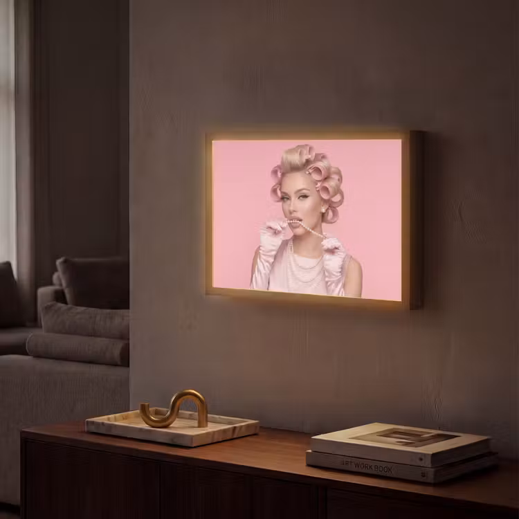 Vrouw - Roze - Parelketting - Krulspelden Light Box met batterij (Wandlamp) middel -sfeer1
