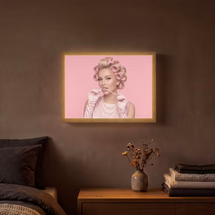 Vrouw - Roze - Parelketting - Krulspelden Light Box met batterij (Wandlamp) middel -sfeer4