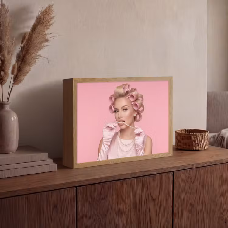 Vrouw - Roze - Parelketting - Krulspelden Light Box met batterij (Wandlamp) middel -sfeer2